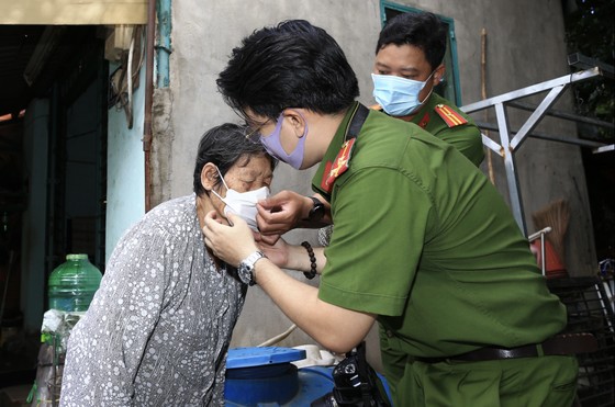 Công an TPHCM tặng 15 tấn gạo cùng nhu yếu phẩm cho người dân huyện Hóc Môn ảnh 5