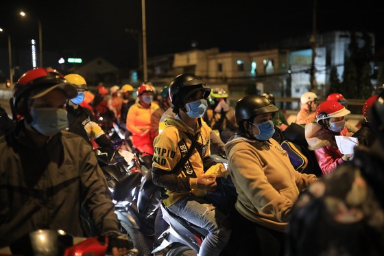 Hàng ngàn người dân miền Tây đi xe máy từ tỉnh Bình Dương về TPHCM để về quê. Ảnh: CHÍ THẠCH 