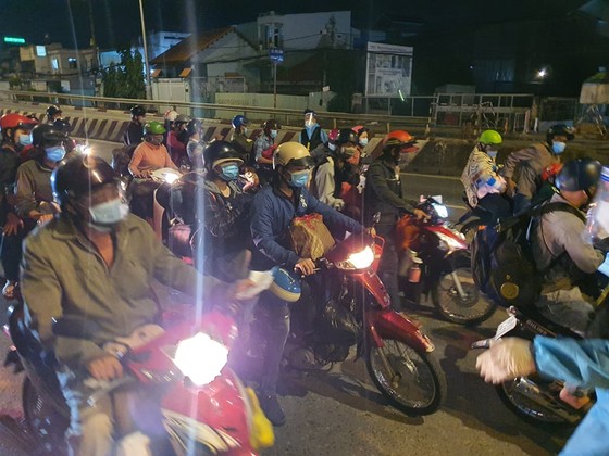 Người dân tiếp tục chạy xe máy xuyên đêm về quê ảnh 1