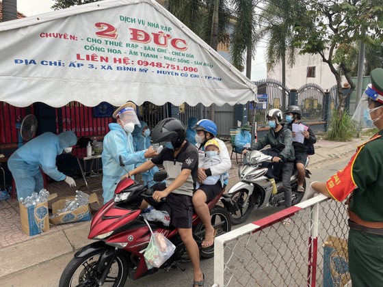 CSGT TPHCM hỗ trợ nước, sữa, khẩu trang... cho người dân trên đường về miền Tây ảnh 8