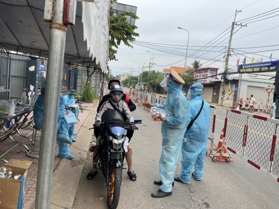 CSGT TPHCM hỗ trợ nước, sữa, khẩu trang... cho người dân trên đường về miền Tây ảnh 7
