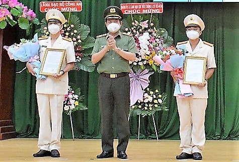 Thiếu tướng Lê Hồng Nam trao quyết định thành lập Phòng Viễn thông, tin học và cơ yếu. Ảnh: CHÍ THẠCH 