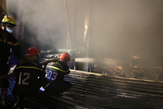 Cháy gara ô tô ở quận 7, nhiều xe bị thiêu rụi ảnh 3