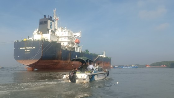 TPHCM: Tìm thấy thi thể nạn nhân trong vụ chìm sà lan ở huyện Cần Giờ ảnh 2