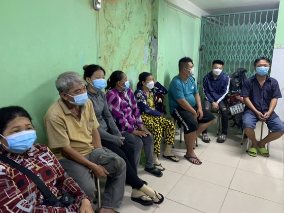 Phạt hành chính nhóm thu tiền giữ xe ô tô trái phép gần bệnh viện ở quận 5 ảnh 1