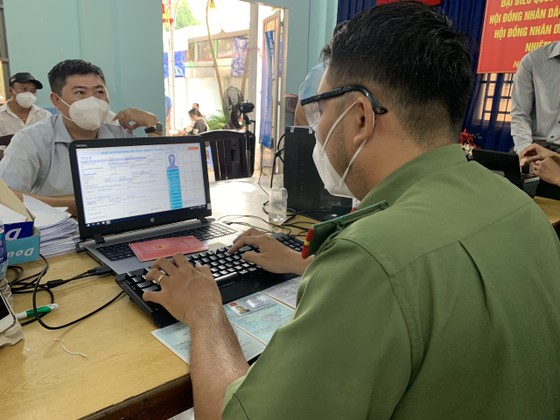 Công an TPHCM khẩn trương cấp căn cước gắn chip cho người dân ảnh 4