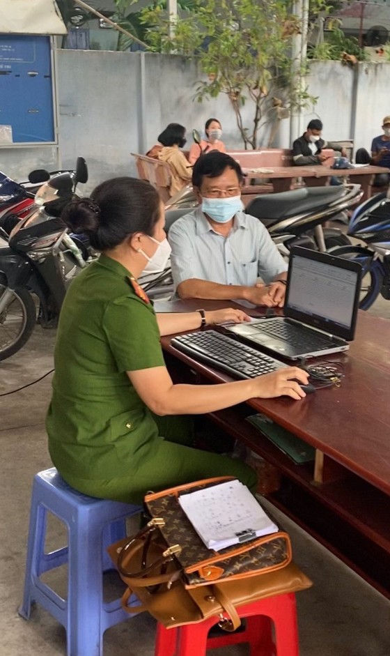 Công an TPHCM khẩn trương cấp căn cước gắn chip cho người dân ảnh 5