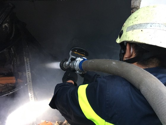 Cảnh sát đập tường chữa cháy kho phế liệu rộng hàng trăm mét vuông ở TP Thủ Đức ảnh 2 Cảnh sát đập tường chữa cháy kho phế liệu rộng hàng trăm mét vuông ở TP Thủ Đức ảnh 2