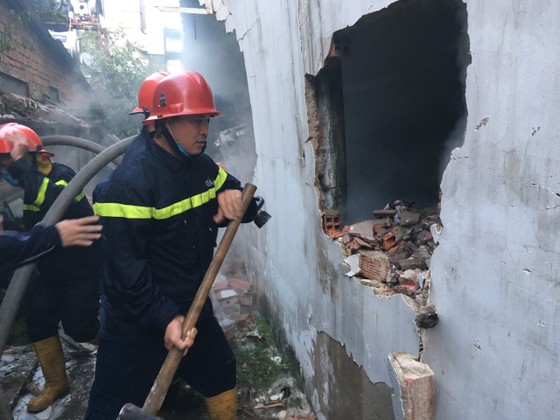 Cảnh sát đập tường chữa cháy kho phế liệu rộng hàng trăm mét vuông ở TP Thủ Đức ảnh 8 Cảnh sát đập tường chữa cháy kho phế liệu rộng hàng trăm mét vuông ở TP Thủ Đức ảnh 8