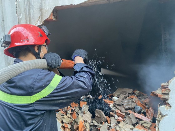 Cảnh sát đập tường chữa cháy kho phế liệu rộng hàng trăm mét vuông ở TP Thủ Đức ảnh 7 Cảnh sát đập tường chữa cháy kho phế liệu rộng hàng trăm mét vuông ở TP Thủ Đức ảnh 7