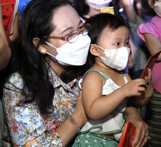 Chủ tịch HĐND TPHCM Nguyễn Thị Lệ trao quà công nhân ở lại TPHCM dịp tết ảnh 2 Chủ tịch HĐND TPHCM Nguyễn Thị Lệ trao quà công nhân ở lại TPHCM dịp tết ảnh 2