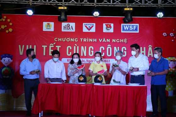 Chủ tịch HĐND TPHCM Nguyễn Thị Lệ trao quà công nhân ở lại TPHCM dịp tết ảnh 1 Chủ tịch HĐND TPHCM Nguyễn Thị Lệ trao quà công nhân ở lại TPHCM dịp tết ảnh 1