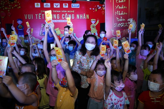 Chủ tịch HĐND TPHCM Nguyễn Thị Lệ trao quà công nhân ở lại TPHCM dịp tết ảnh 3 Chủ tịch HĐND TPHCM Nguyễn Thị Lệ trao quà công nhân ở lại TPHCM dịp tết ảnh 3