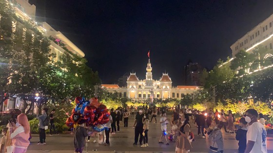 Những người lặng lẽ làm việc trong đêm 29 và rạng sáng mùng 1 Tết Nguyên đán ảnh 1