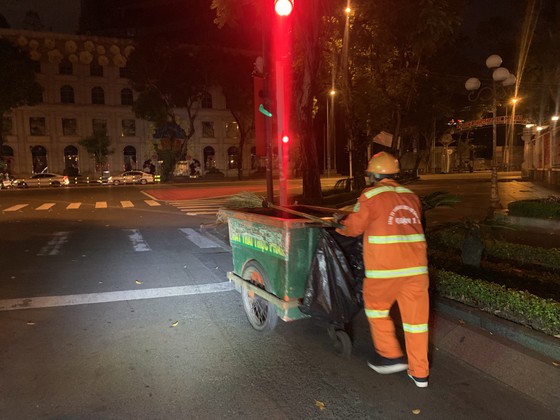 Những người lặng lẽ làm việc trong đêm 29 và rạng sáng mùng 1 Tết Nguyên đán ảnh 7