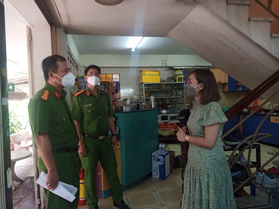Thượng tá Nguyễn Mạnh Trưởng dẫn đầu đoàn công tác kiểm tra an toàn về PCCC đối với khu dân cư, hộ gia đình, nhà ở kết hợp sản xuất, kinh doanh ở quận Bình Tân
