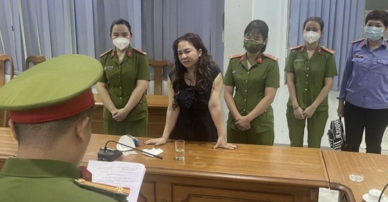 Công an thu nhiều vật chứng trong 2 căn nhà của bà Nguyễn Phương Hằng ảnh 9