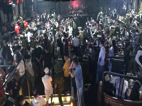Gần 100 “dân chơi” dương tính ma túy ở quán bar vũ trường Ferso ảnh 1