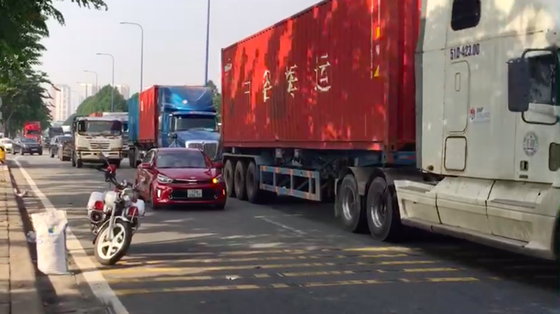Tài xế xe tải tử vong khi tông vào đuôi xe container ảnh 1