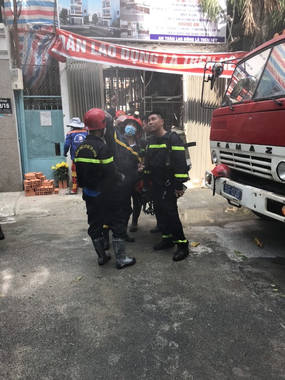 Cứu 2 người trong đám cháy ở quận 10 ảnh 1