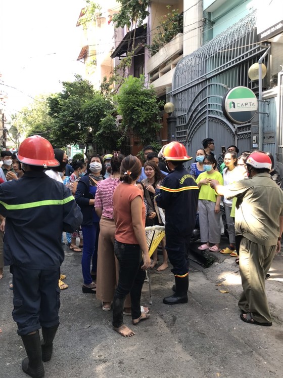 Cứu 2 người trong đám cháy ở quận 10 ảnh 3