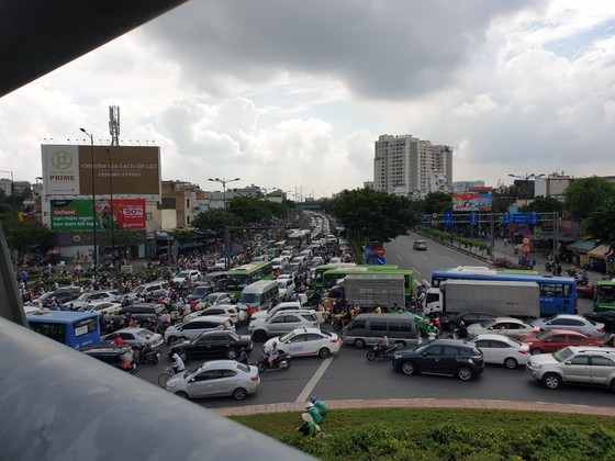 TPHCM: Hàng ngàn phương tiện “chôn chân” trên đại lộ Phạm Văn Đồng ảnh 3