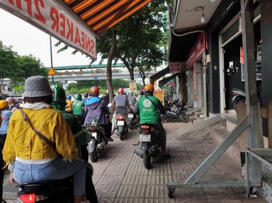 TPHCM: Hàng ngàn phương tiện “chôn chân” trên đại lộ Phạm Văn Đồng ảnh 7