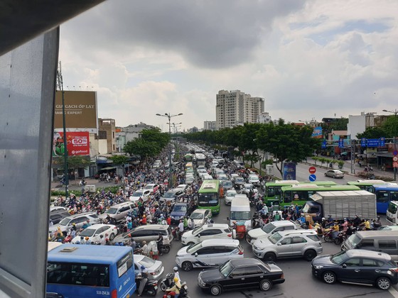 TPHCM: Hàng ngàn phương tiện “chôn chân” trên đại lộ Phạm Văn Đồng ảnh 1