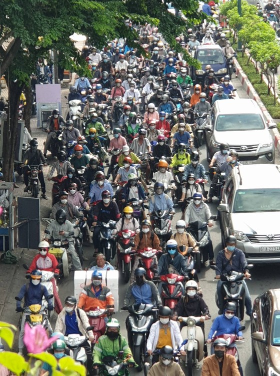 TPHCM: Hàng ngàn phương tiện “chôn chân” trên đại lộ Phạm Văn Đồng ảnh 5