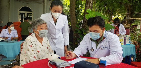 Chăm lo sức khỏe cho các gia đình chính sách ảnh 5