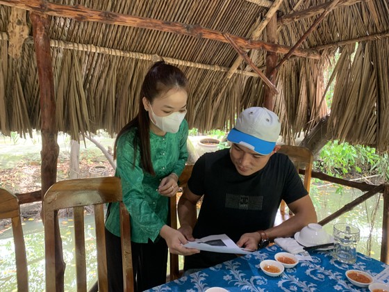 CSGT TPHCM tới nhà hàng, quán nhậu… tuyên truyền về tác hại của rượu bia ảnh 7