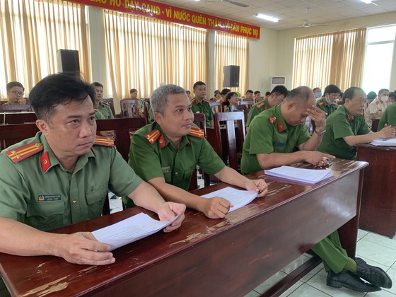 Tuyên dương 46 cán bộ, chiến sĩ gương điển hình lực lượng Cảnh sát nhân dân Công an quận Tân Bình ảnh 1