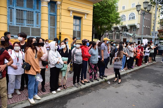 Vụ bé gái 8 tuổi tử vong ở TPHCM: Hội đồng xét xử quyết định hoãn phiên tòa ảnh 14