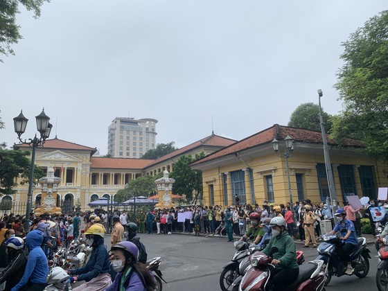 Vụ bé gái 8 tuổi tử vong ở TPHCM: Hội đồng xét xử quyết định hoãn phiên tòa ảnh 12