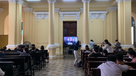 Vụ bé gái 8 tuổi tử vong ở TPHCM: Hội đồng xét xử quyết định hoãn phiên tòa ảnh 10
