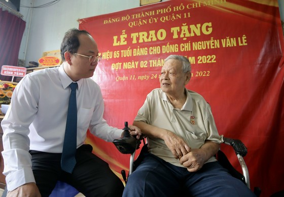 Phó Bí thư Thành ủy TPHCM Nguyễn Hồ Hải ân cần hỏi thăm đồng chí Nguyễn Văn Lê. Ảnh: DŨNG PHƯƠNG