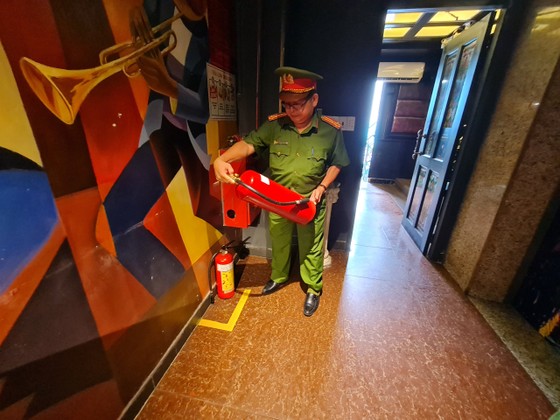 Phát hiện nhiều lỗi về an toàn cháy nổ ở quán bar, karaoke ảnh 2
