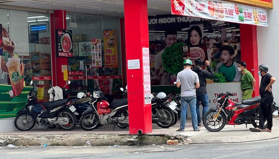 Truy bắt đối tượng nghi dùng súng cướp tại cửa hàng tiện lợi ảnh 1