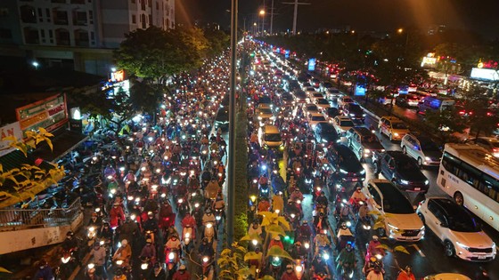 Hàng ngàn phương tiện ùn ứ kéo dài trên đại lộ Phạm Văn Đồng ảnh 2