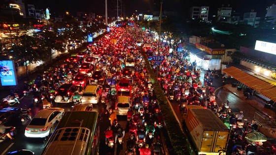 Hàng ngàn phương tiện ùn ứ kéo dài trên đại lộ Phạm Văn Đồng ảnh 1
