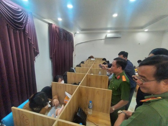 Xuyên đêm khám xét nhiều nơi liên quan đường dây mạo danh ngân hàng để lừa đảo ảnh 1