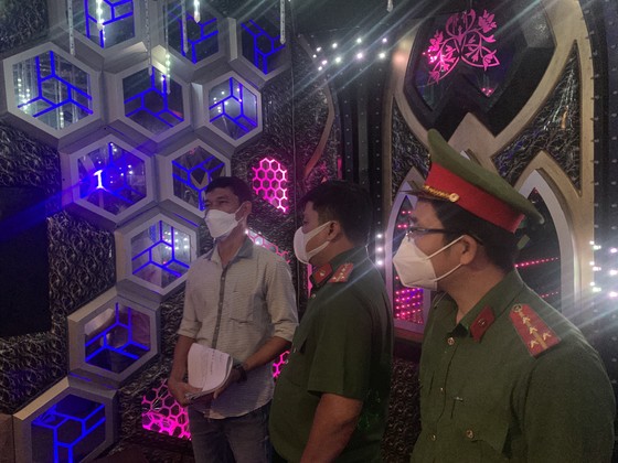 Lực lượng chức năng kiểm tra quán karaoke ở quận Gò Vấp. Ảnh: CHÍ THẠCH 