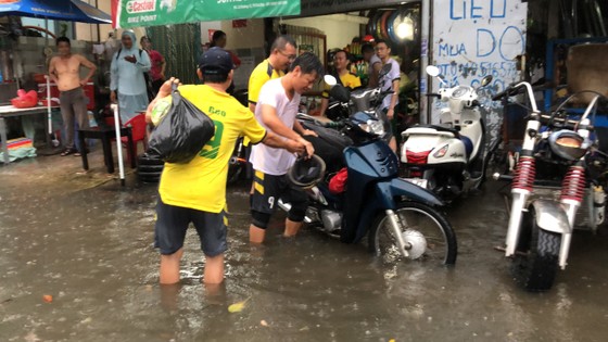 Nhiều tuyến đường ngập nặng trong cơn mưa lớn chiều nay ở TPHCM ảnh 3