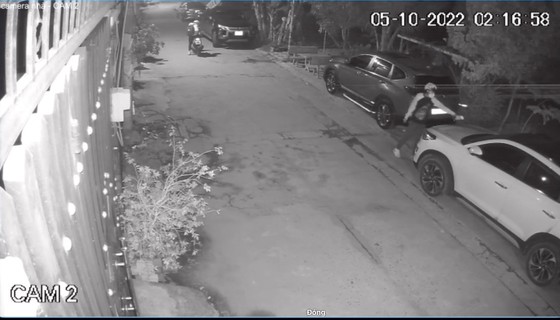 Truy bắt 2 đối tượng nghi phóng hỏa đốt xe ô tô lúc rạng sáng ảnh 2