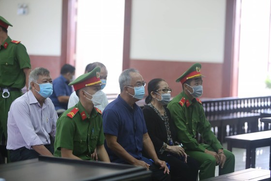 Bị cáo Dương Thị Bạch Diệp cho rằng bị oan, xin HĐXX nhắn lời tới cha ảnh 3