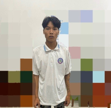 Bắt 2 đối tượng dùng xăng phóng hỏa đốt xe ô tô ảnh 1