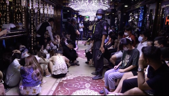 Bắt quả tang quản lý, nhân viên quán karaoke Hollywood bán ma túy ảnh 2