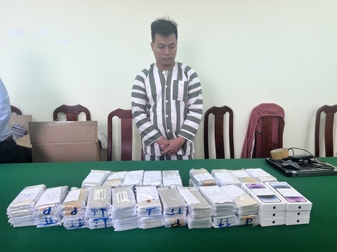 Thanh niên vận chuyển trái phép hơn 700 chiếc ĐTDĐ ảnh 1