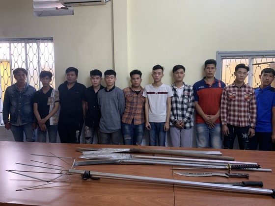 Bắt giam nhóm đối tượng mang "bom xăng", hung khí gây rối nhà dân ảnh 1