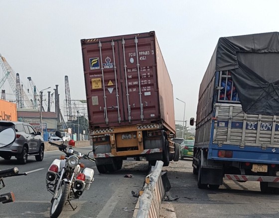 Xe container cày nát dải phân cách, Quốc lộ 1 ùn tắc kéo dài ảnh 3